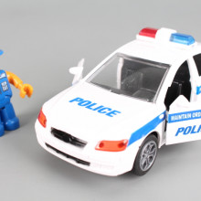 Полицейска кола и пътни знаци