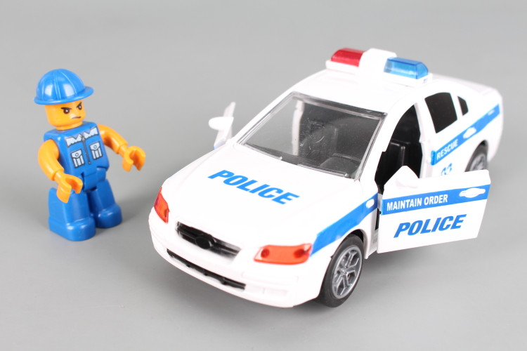 Полицейска кола и пътни знаци