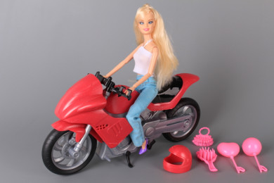 Кукла с чупещи се стави и мотор