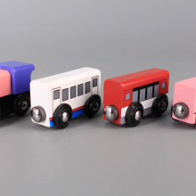 Локомотив и три вагона дървени