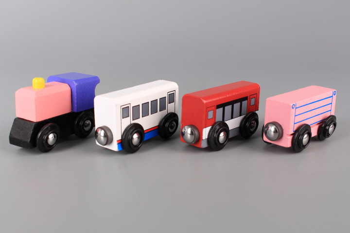 Локомотив и три вагона дървени