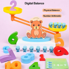 Дървена везна с мече