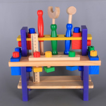 Дървена маса с инструменти