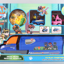 Камион и кученца с коли