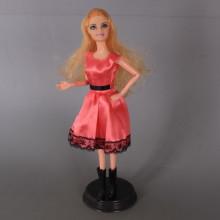 Кукла с чупещи се ръце, наметало и аксесоари