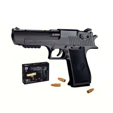 Пистолет със заглушител и пълнител