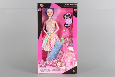 Кукла и три допълнителни рокли