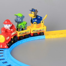 Влакче с два вагона и патрулиращи кученца