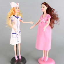 Кукла медицинска сестра и бременна кукла на преглед
