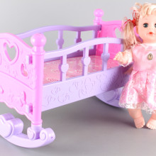 Кукла пишкаща с кошара - люлка