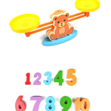 Дървена везна с мече