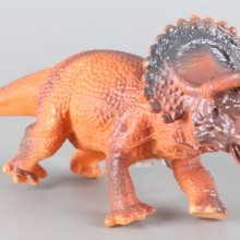 Динозавър с реалистични звуци