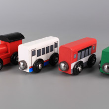  Локомотив и три вагона дървени