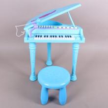 Пиано със столче и микрофон