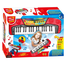 Йоника със столче и микрофон