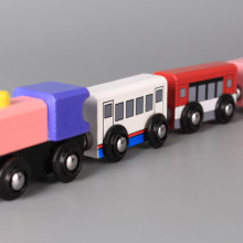 Локомотив и три вагона дървени