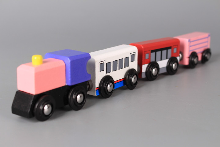 Локомотив и три вагона дървени