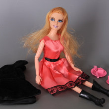 Кукла с чупещи се ръце, наметало и аксесоари