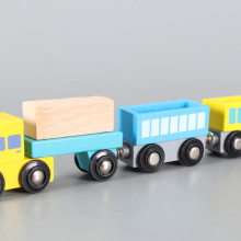  Локомотив и три вагона дървени