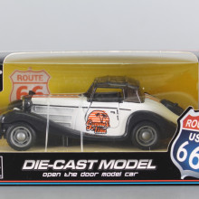 Метална ретро кола с отварящи се врати (1:32) - PULL BACK