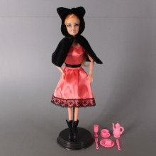 Кукла с чупещи се ръце, наметало и аксесоари