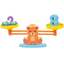 Дървена везна с мече