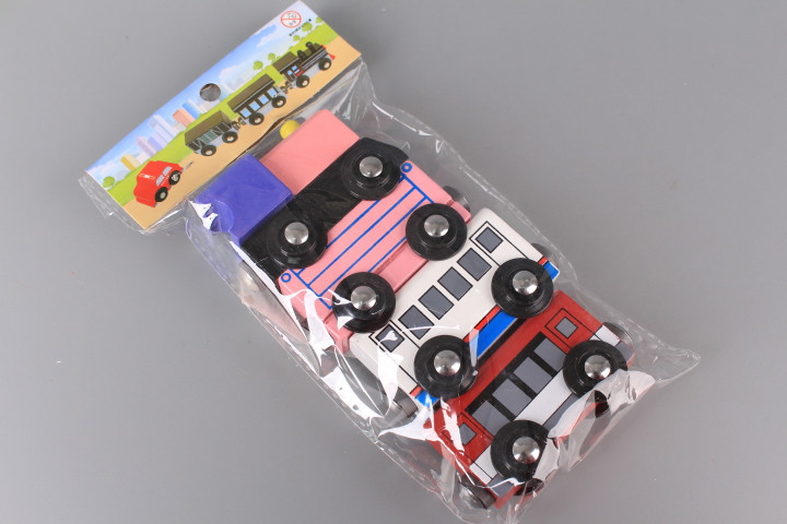 Локомотив и три вагона дървени