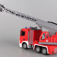 Пожарна кола пръскаща вода - радиоуправляема