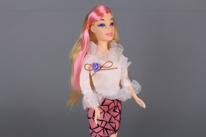 Кукла с блузки сменящи цвета си