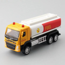 Метален камион VOLVO Бензиновоз - 1:72