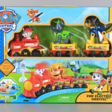 Влакче с два вагона и патрулиращи кученца