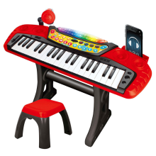 Йоника със столче и микрофон