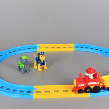 Влакче с два вагона и патрулиращи кученца