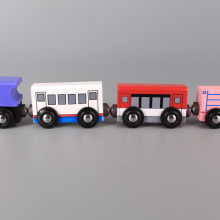 Локомотив и три вагона дървени