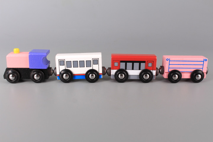 Локомотив и три вагона дървени