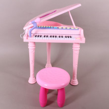 Пиано със столче и микрофон
