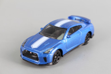 Метална кола NISSAN GT-R 1:64