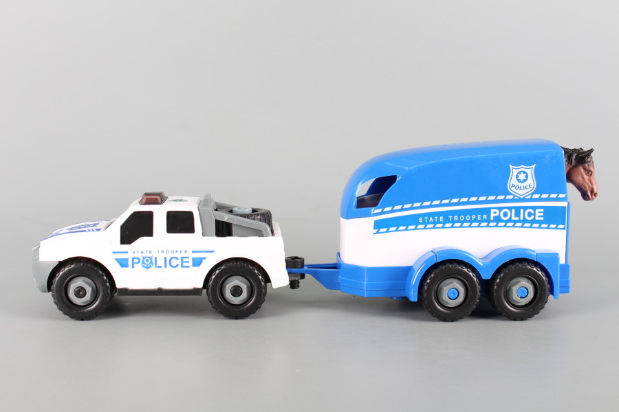 Полицейски джип с ремарке - за разглобяване