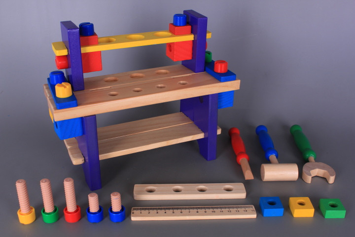 Дървена маса с инструменти