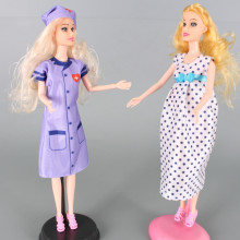 Кукла медицинска сестра и бременна кукла на преглед